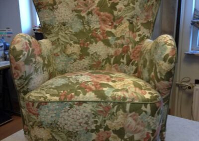 Lille lænestol med flot blomstret stof fra Sandersson