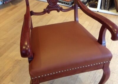 Armstol betrukket med læder