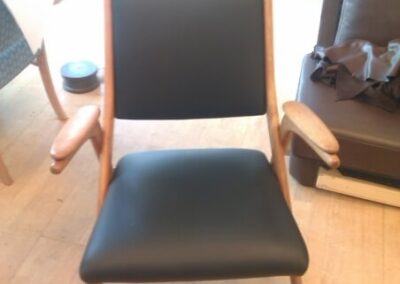 Armstol betrukket med læder